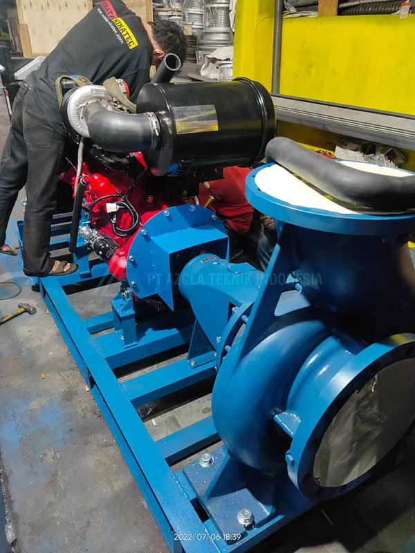 Teknisi melakukan pemeriksaan komponen pompa air industri
